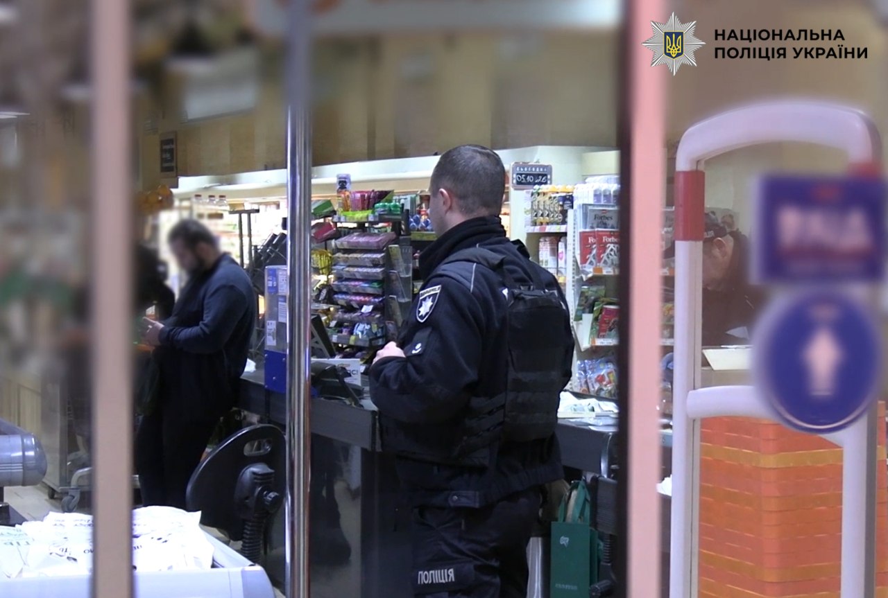 Забіг у магазин і помер на очах нападника: подробиці вбивства 18-річного юнака на Подолі фото 1
