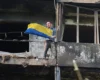 Символ незламності: житель Києва вивісив прапор на балконі понівеченого балістикою будинку
