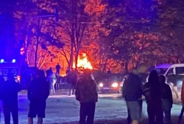 Уламки дрона впали у дворі будинку в Києві: палають авто