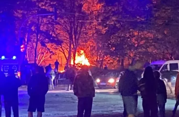 Уламки дрона впали у дворі будинку в Києві: палають авто