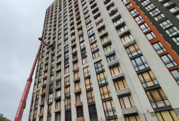 Забиті OSB-плитами вікна: який вигляд має висотка в Дарницькому районі після атаки 12 жовтня
