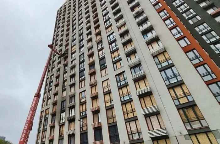 Забиті OSB-плитами вікна: який вигляд має висотка в Дарницькому районі після атаки 12 жовтня