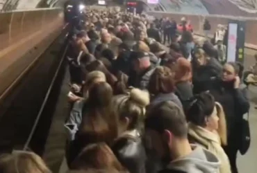 Збій на «зеленій» гілці метро у Києві: станції переповнені пасажирами (відео)