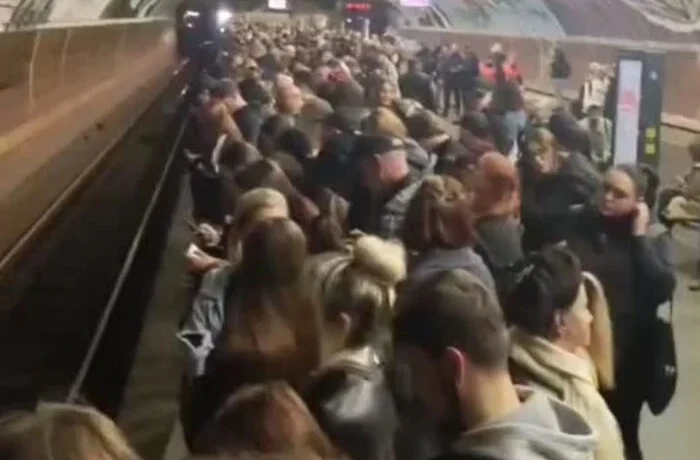 Збій на «зеленій» гілці метро у Києві: станції переповнені пасажирами (відео)