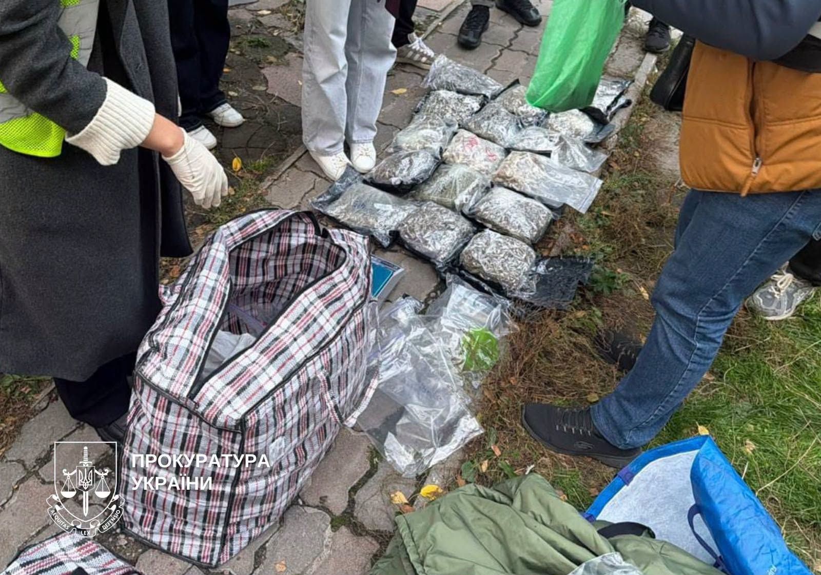 Наркотики у кормі для тварин: викрито двох торгівців з товаром на понад 10,5 млн грн фото 1
