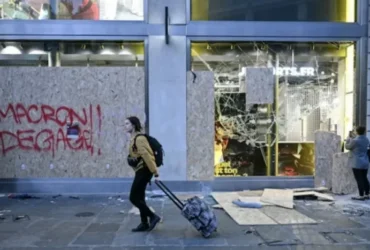 Мародери у Франції грабували люксові магазини, а «здобич» продають в інтернеті