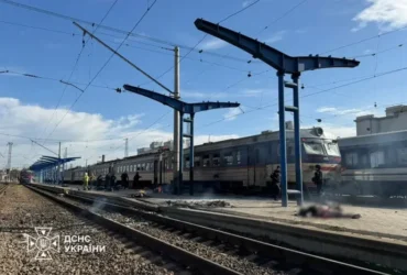 «Швидкі» їдуть одна за одною. Що відбувається у Дніпрі після удару по вокзалу (відео)