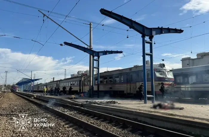 «Швидкі» їдуть одна за одною. Що відбувається у Дніпрі після удару по вокзалу (відео)