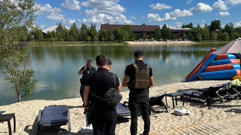 Правоохоронці та рятувальники на березі озера, де втопився хлопчик, Ходосівка Київської області, 3 серпня 2023 рік
