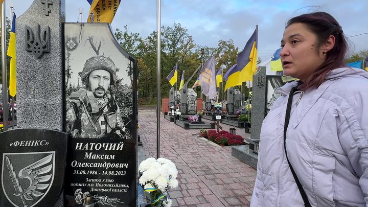 Ірина Наточа біля могили чоловіка