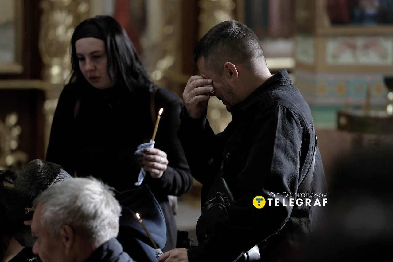 Люди плакали у храмі під час прощання