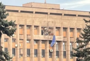 Російський дрон влучив у герб на будівлі Запорізької облради (фото)