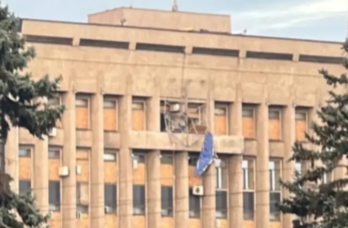 Російський дрон влучив у герб на будівлі Запорізької облради (фото)