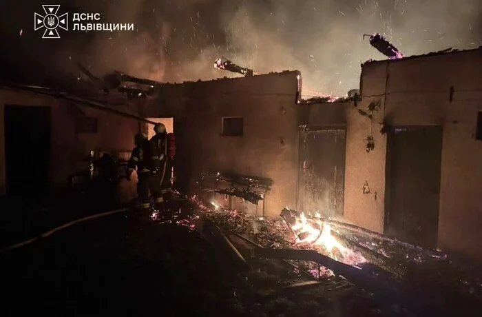 Окупанти атакували Львівщину: уламки пошкодили будинки