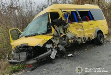 На Тернопільщині зіткнулися авто і рейсовий автобус: є загибла, постраждало дев’ять людей