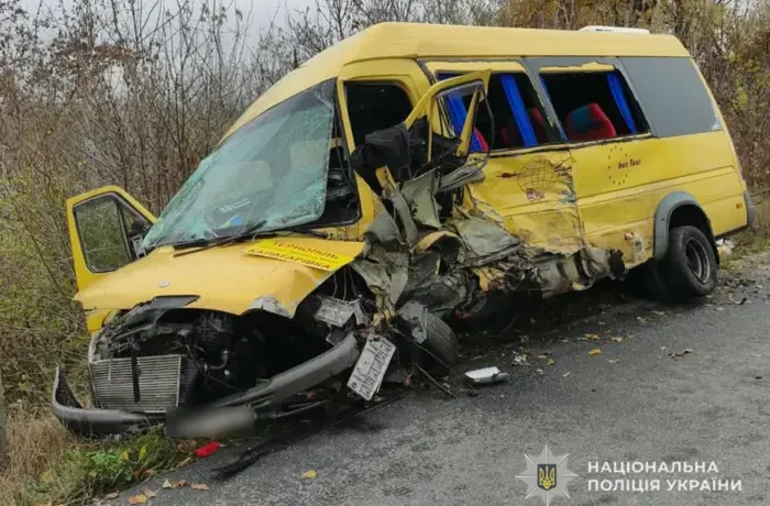 На Тернопільщині зіткнулися авто і рейсовий автобус: є загибла, постраждало дев’ять людей