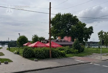 Столична прокуратура вимагає знести узбецький ресторан на Дніпровській набережній