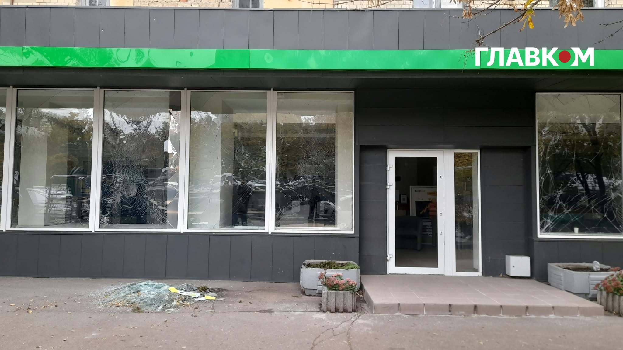 Бите скло вже акуратно зібрано до купи