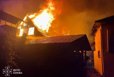 Нічна пожежа у Голосіївському районі: палав триповерховий будинок, є постраждалий (фото)