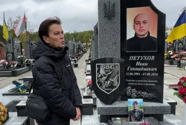 У Кропивницькому на могилі полеглого бійця з’явився пам’ятник із написами російською