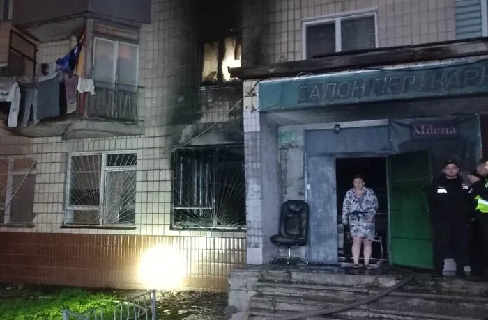 У Деснянському районі Києва палала квартира у гуртожитку (фото)