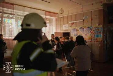 Який вигляд має школа у Соломʼянському районі після атаки російських терористів (фото)