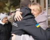 Українську делегацію жителі зустрічали зі сльозами на очах: перші кадри з окупованих Олешок
