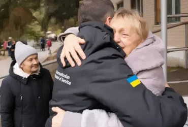 Українську делегацію жителі зустрічали зі сльозами на очах: перші кадри з окупованих Олешок