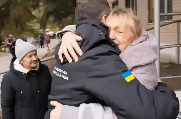 Українську делегацію жителі зустрічали зі сльозами на очах: перші кадри з окупованих Олешок