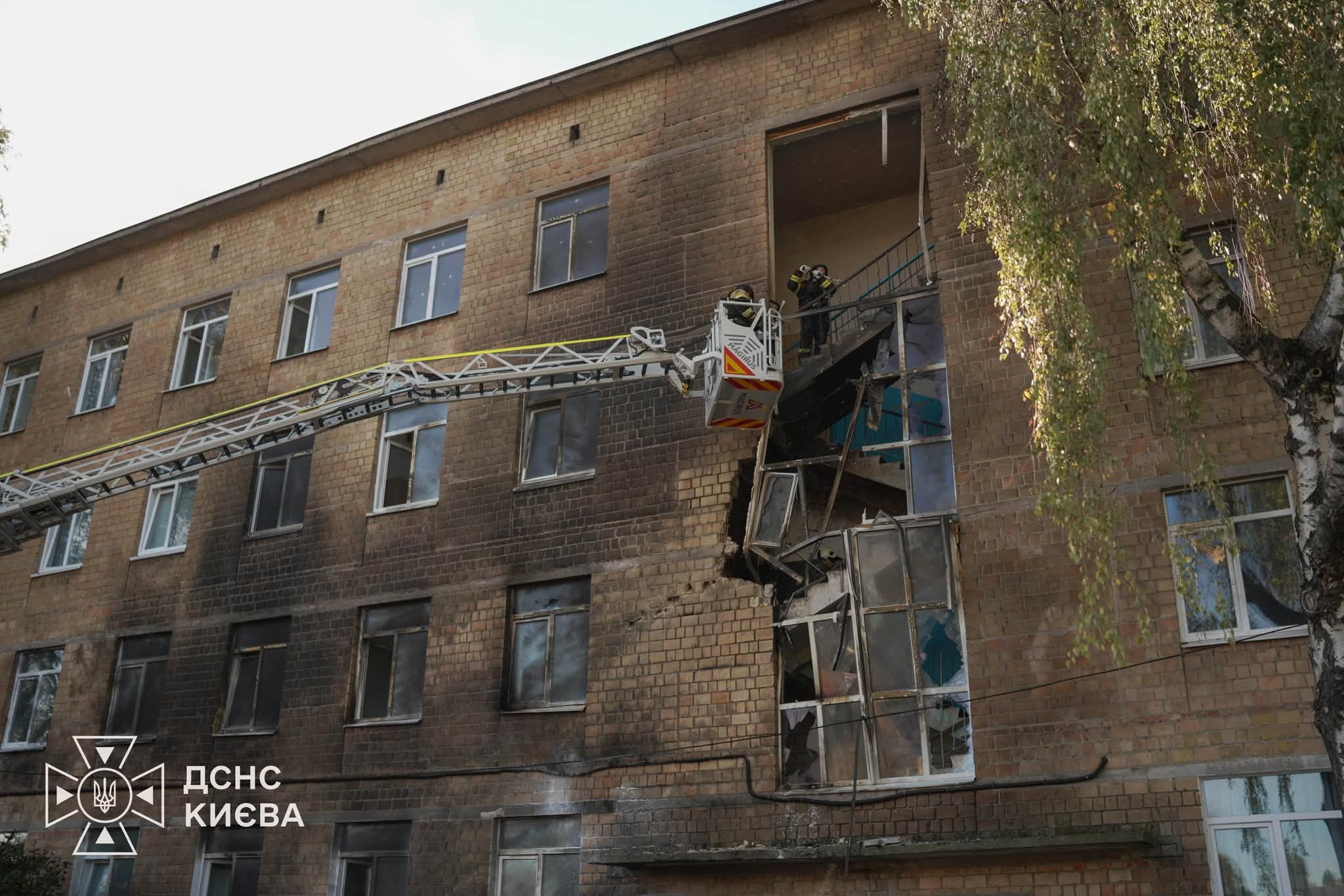 Уціліла також береза біля входу у школу, неподалік від місця удару