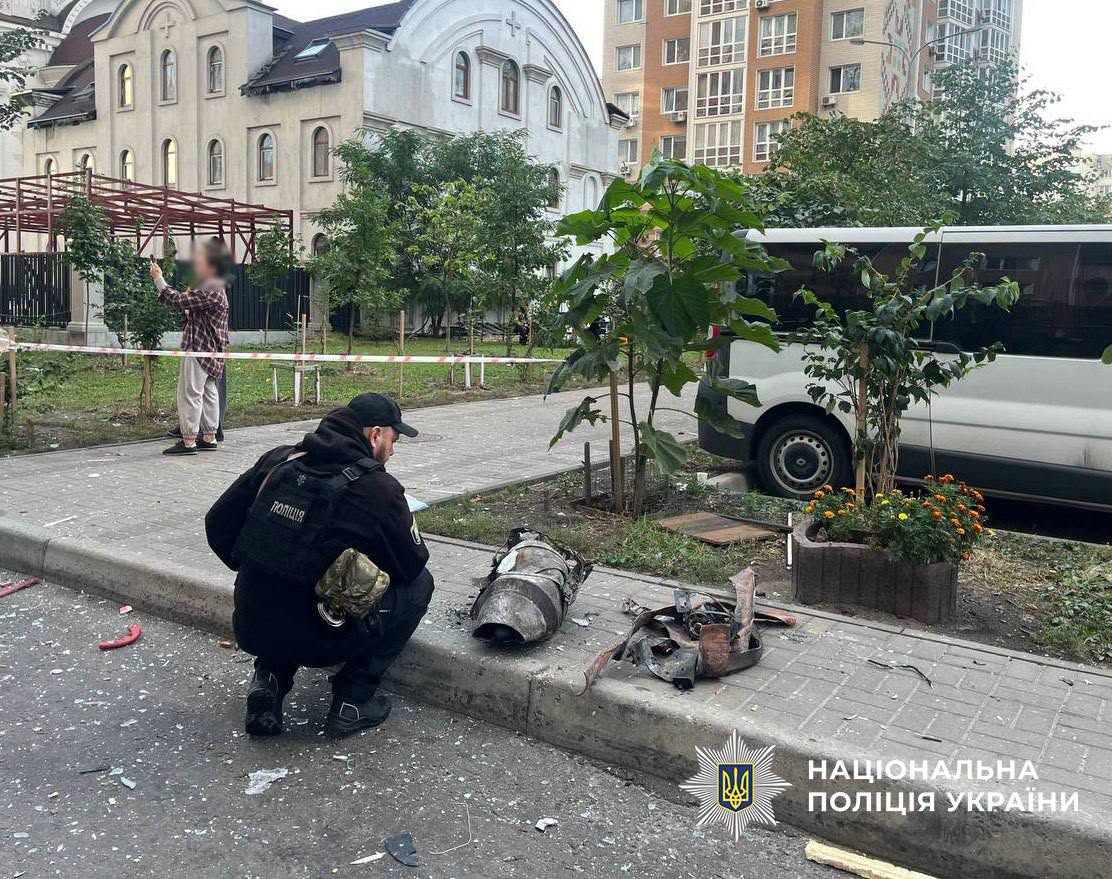 Поліція збирає уламки дрона, який влучив у будинок