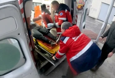 У Рівному рятувальники дістали чоловіка з триметрової ліфтової шахти