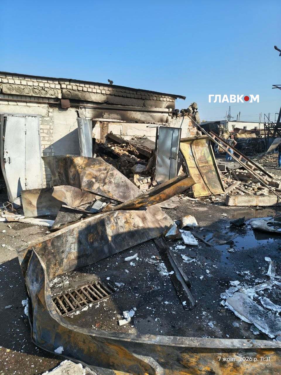 Територія гаражного кооперативу усіяна будівельним сміттям після ракетного удару