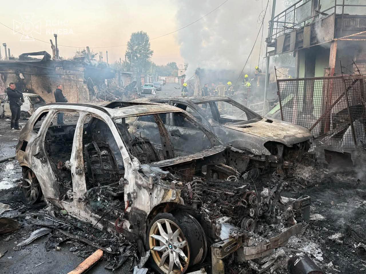 Згорілі автівки у гаражному кооперативі у Дарницькому районі