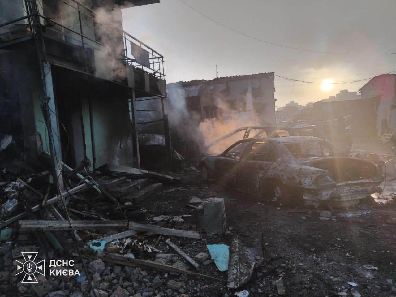 Обстріл Києва 7 жовтня: рятувальникам вдалося врятувати двох людей фото 1