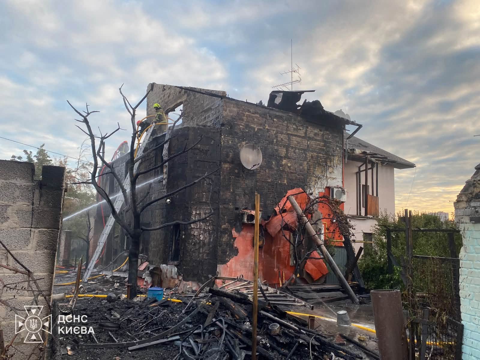 Нічна пожежа у Голосіївському районі: палав триповерховий будинок, є постраждалий (фото) фото 2