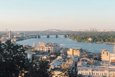 Як перетнути Дніпро під час тривоги? Поліція пояснила правила для Києва