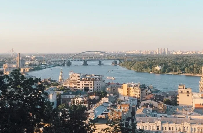 Як перетнути Дніпро під час тривоги? Поліція пояснила правила для Києва