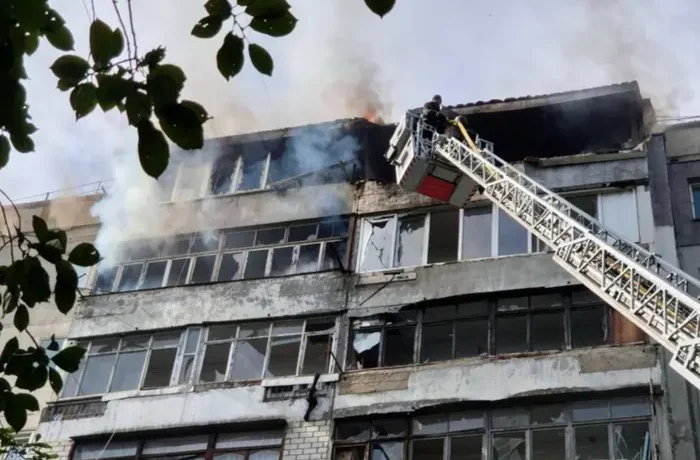 Росіяни вдарили дроном по багатоповерхівці в Бердичеві