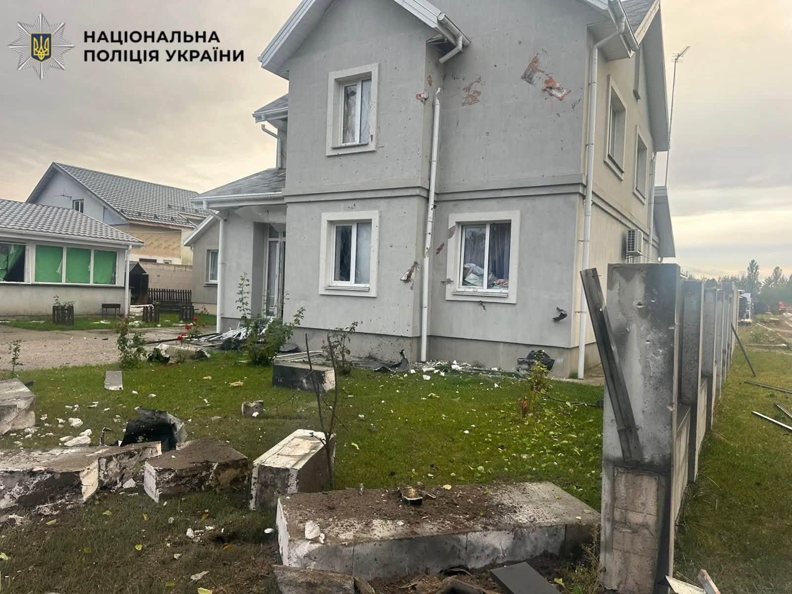 Пошкоджений внаслідок обстрілу будинок на Київщині