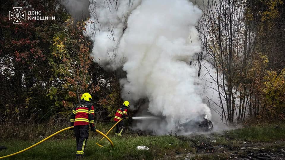 Рятувальники гасять пожежу на місці ДТП