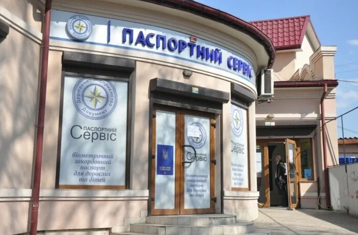 Міграційна служба назвала умову видачі паспортів чоловікам за кордоном