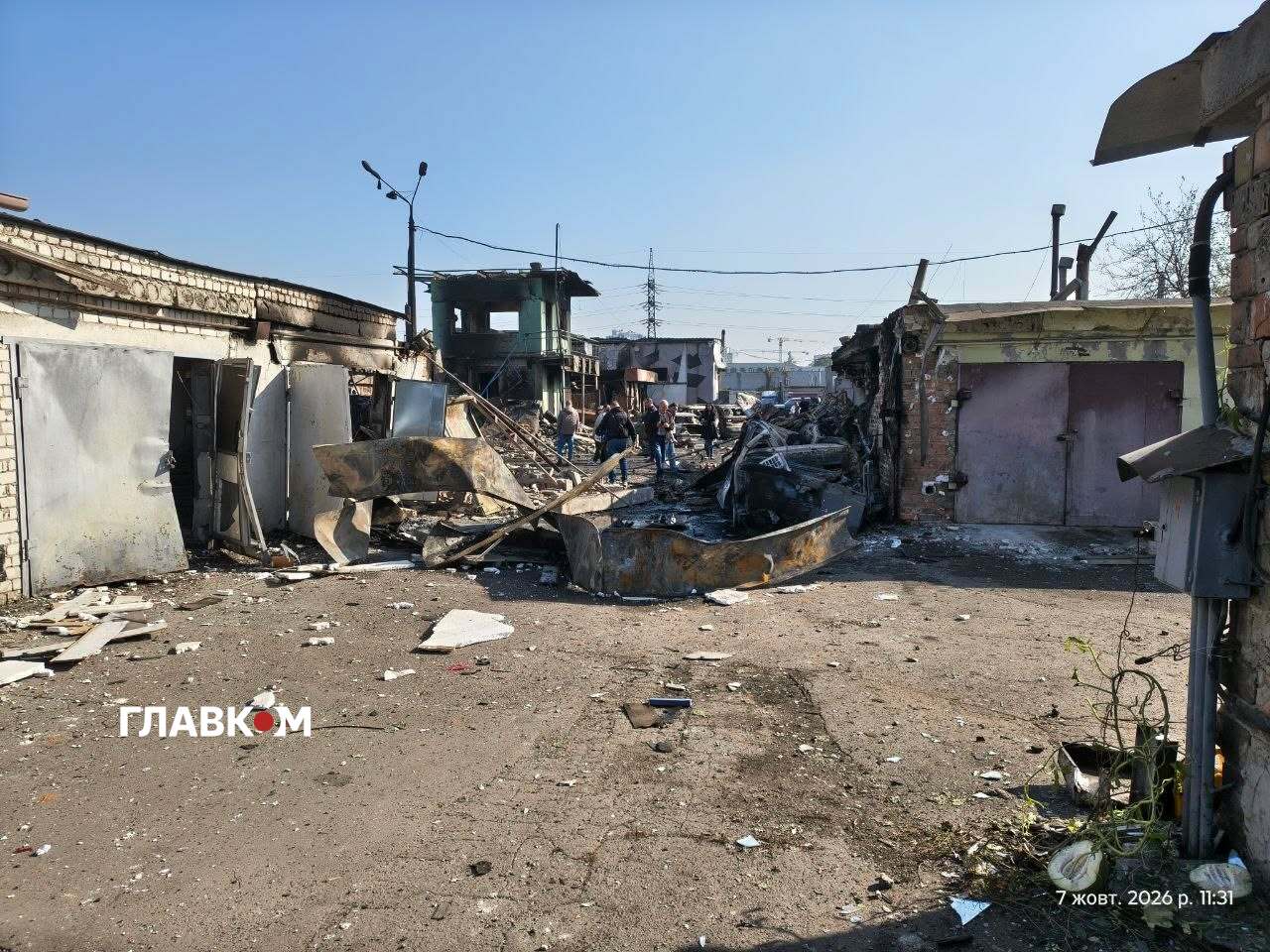 Від удару в окремих боксах вигнуло металеві двері