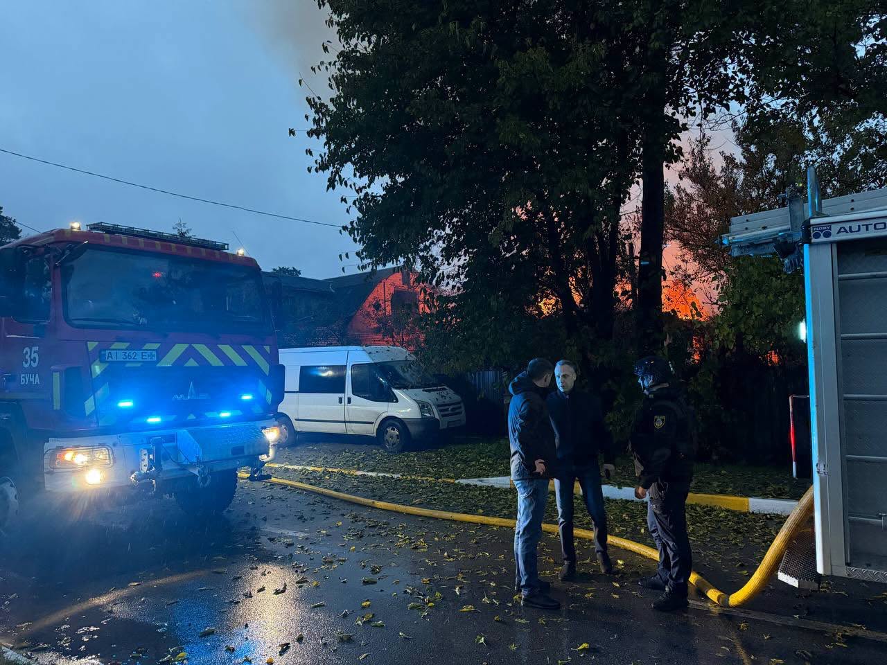 Рятувальники гасять пожежу на місці влучання