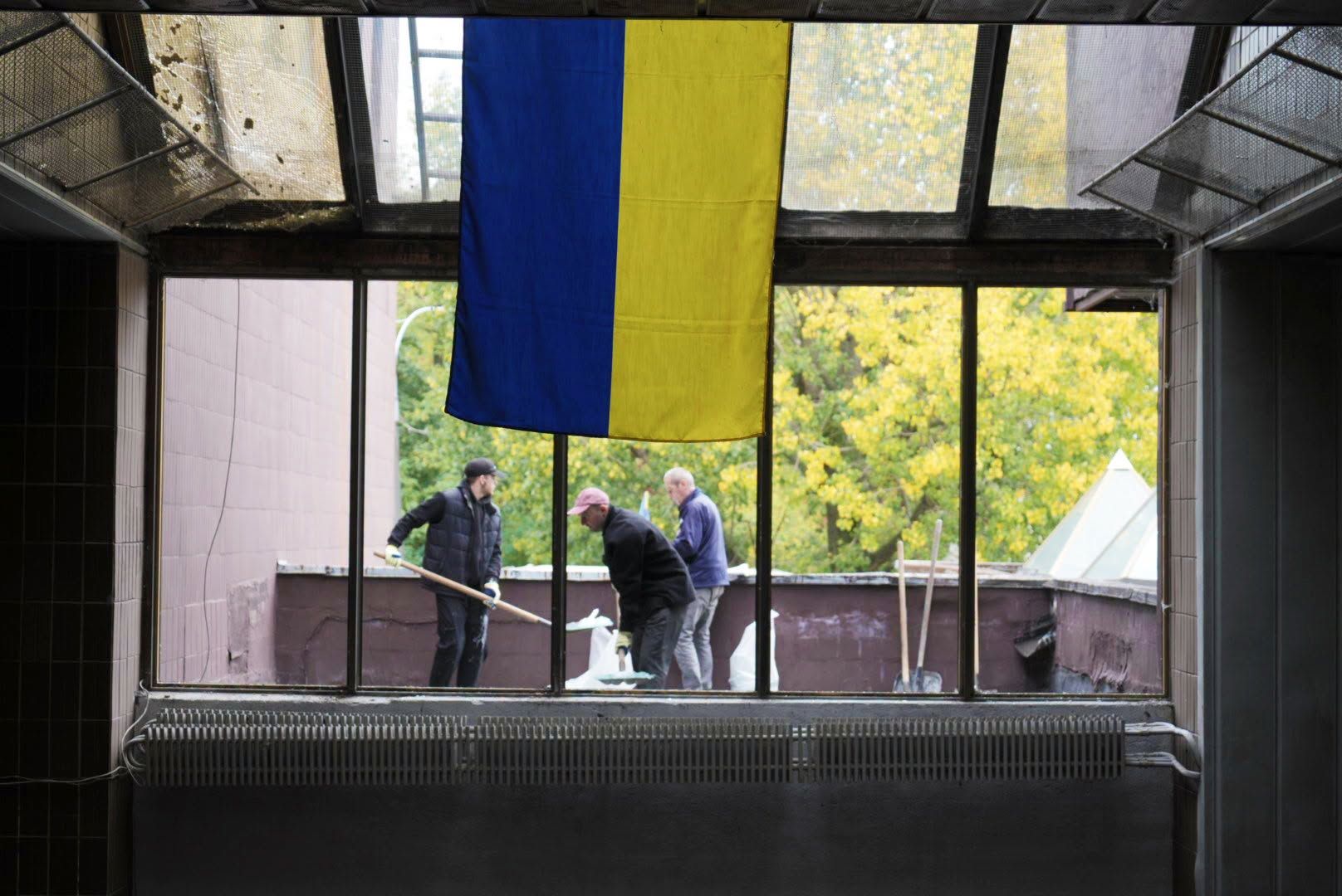 Працівники університету прибирають уламки скла після атаки