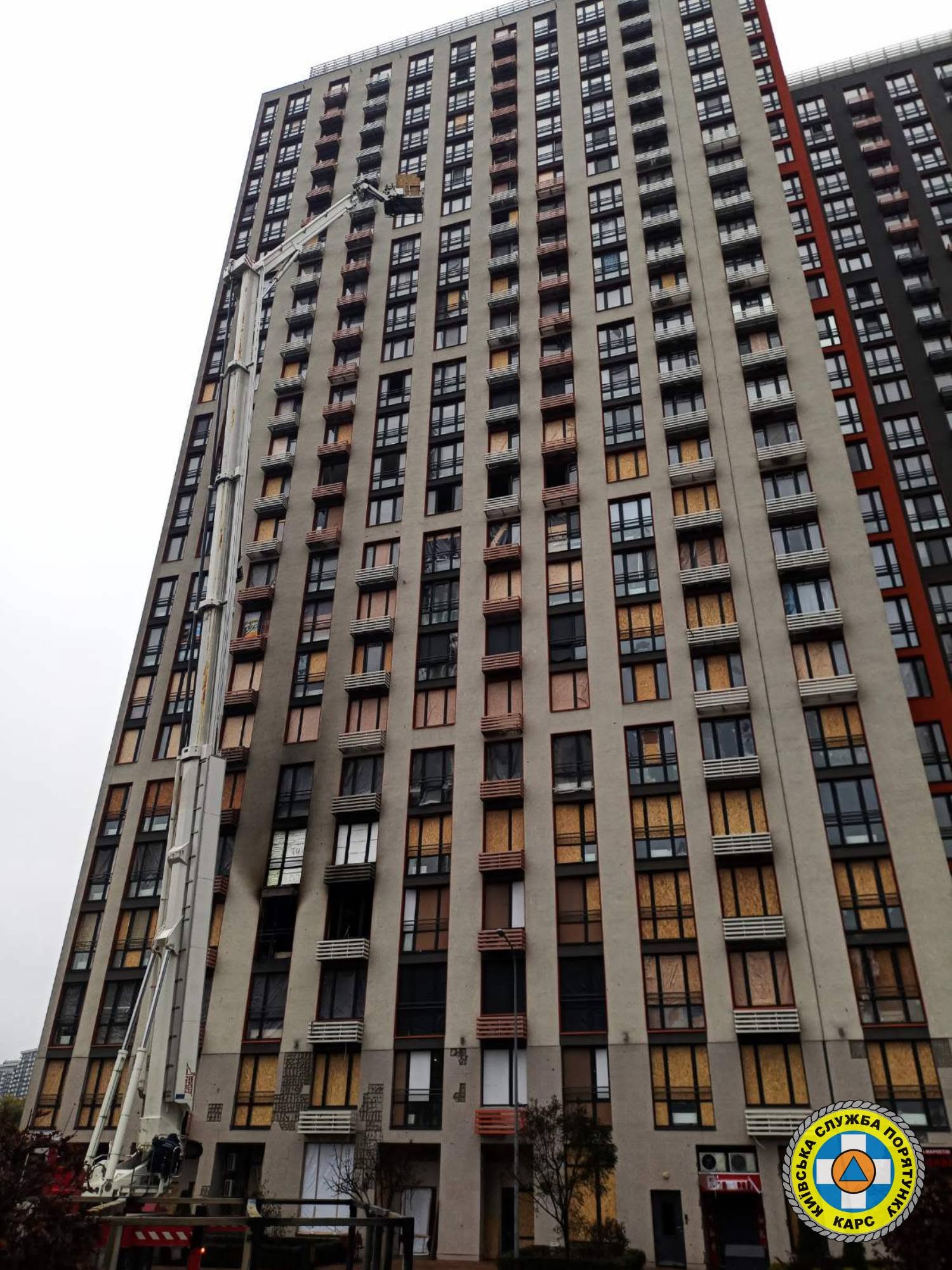 Пошкоджені вікна 26-поверхівки закрили OSB-плитами від першого до верхніх поверхів
