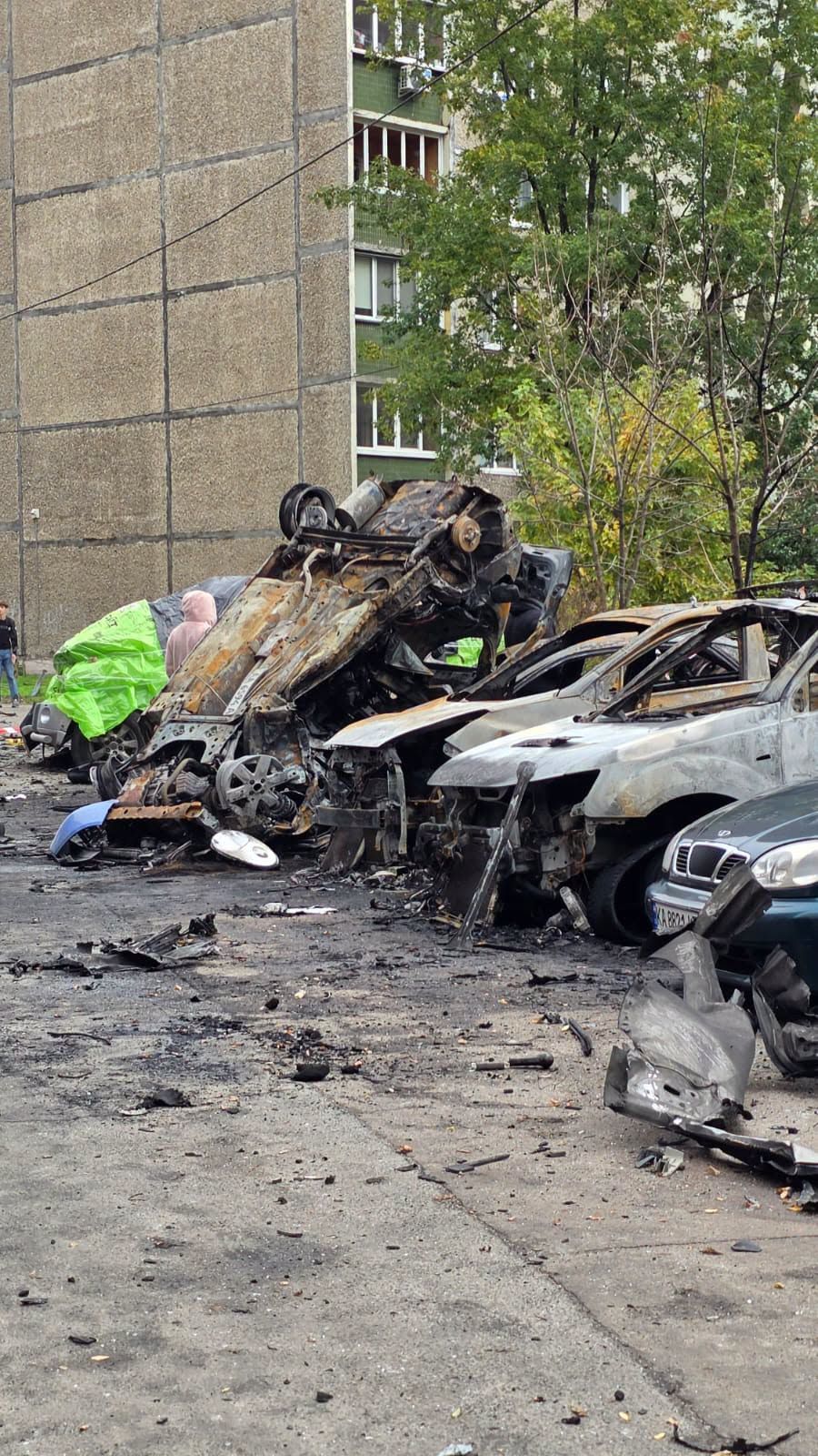 Знищені внаслідок удару автівки біля житлового будинку в Деснянському районі