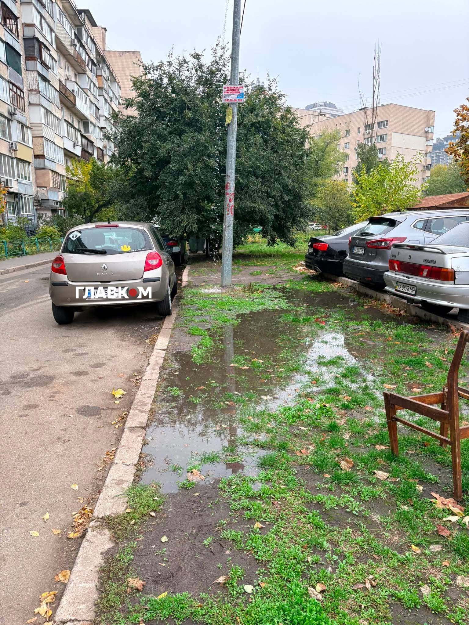 На місці аварії поступово утворюється калюжа