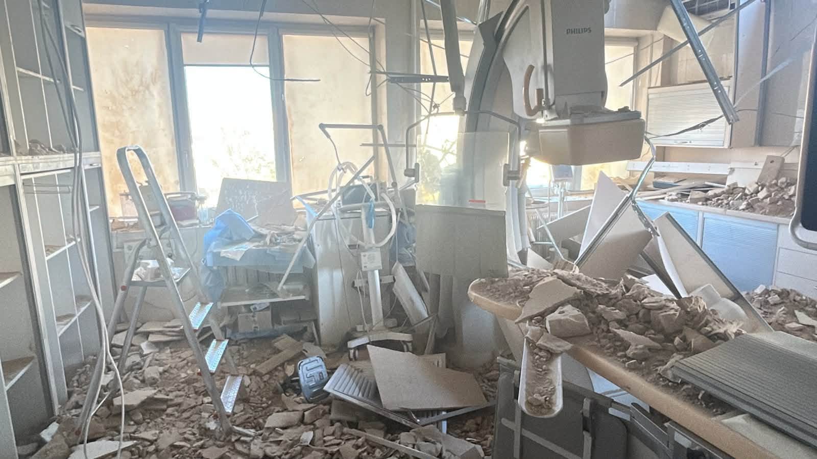 Росіяни вдруге вдарили по Інституту Стражеска у Києві: зруйнована операційна, є поранений фото 2