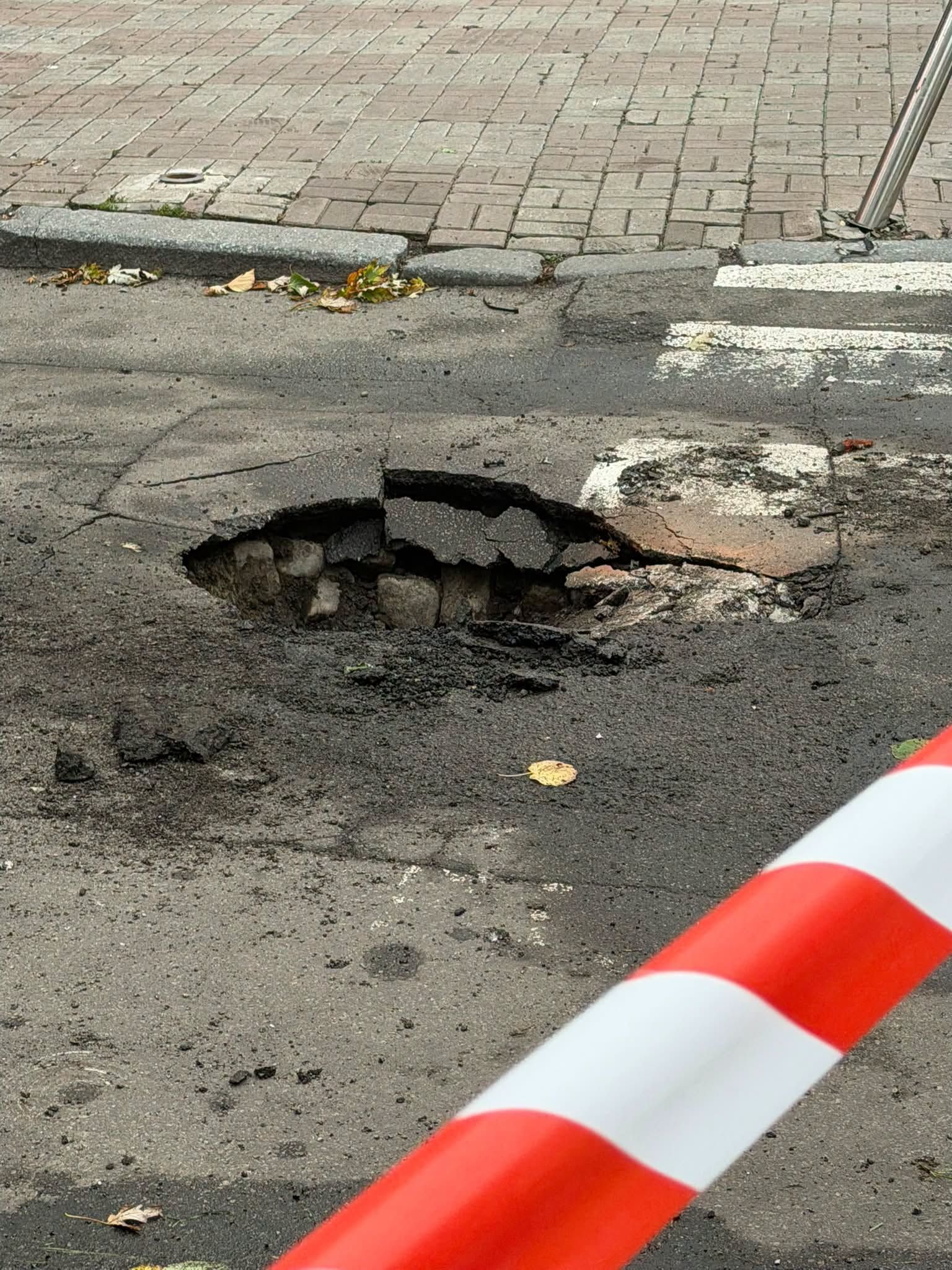 Яма на дорозі, що утворилася внаслідок обстрілу